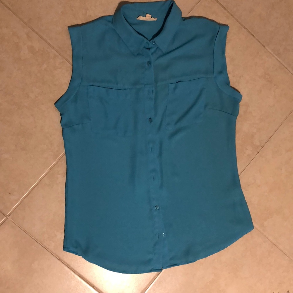Ladies sleeveless button down top
